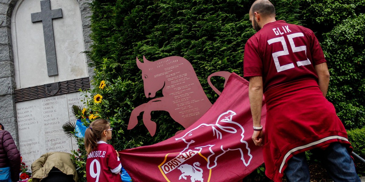 Fan Torino w koszulce z nazwiskiem Kamila Glika pod grobem ofiar katastrofy z 1949 r.