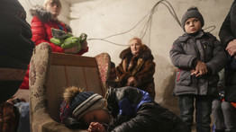 Százezrek szenvednek élelem nélkül Mariupolban: már egymásra támadnak az emberek az ételért