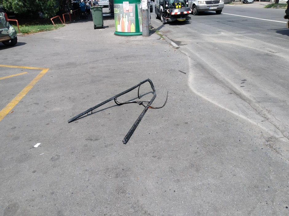 Na mestu gde se eksplozija dogodila ostali su raspadnuti delovi autobusa koji se zaustavio nedaleko odatle