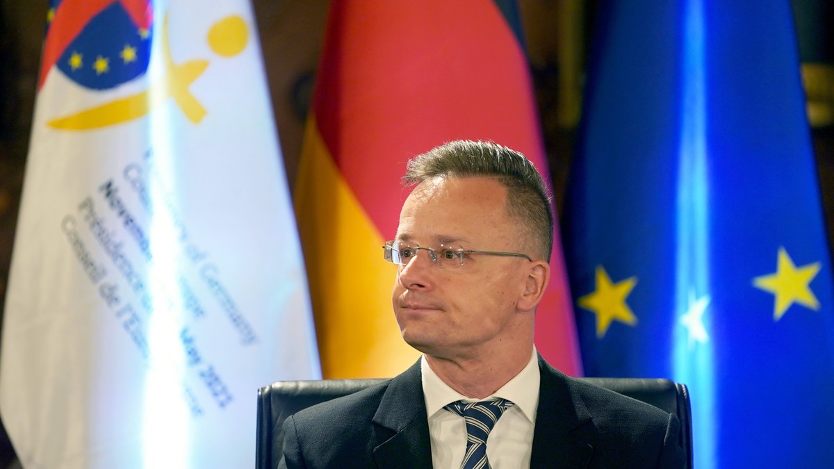 Foci Eb: egymásnak estek a politikusok az UEFA büntetés miatt - Vimarsana News