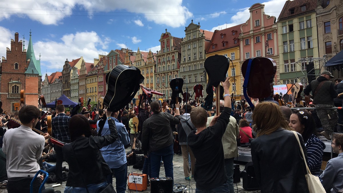 Osoby, które postanowiły spędzić długi majowy weekend we Wrocławiu, na nudę nie powinny narzekać. Już 1 maja na Rynku odbędzie się kolejna próba Gitarowego Rekordu Guinnessa. W planach są także trzy dni koncertów na Pergoli.