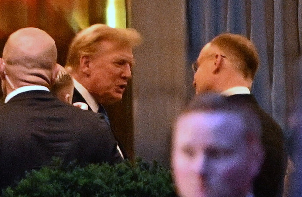 Nowy Jork, USA, 18.04.2024. Na zdjęciu z 17 bm. prezydent RP Andrzej Duda (P) i były prezydent USA Donald Trump (3L) przed spotkaniem w Trump Tower w Nowym Jorku.