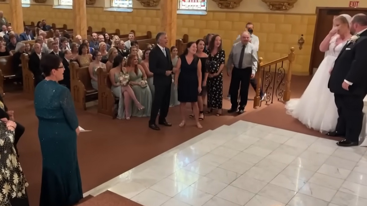 Wstali i zaczęli śpiewać w kościele. Reakcja pary młodej mówi sama za siebie