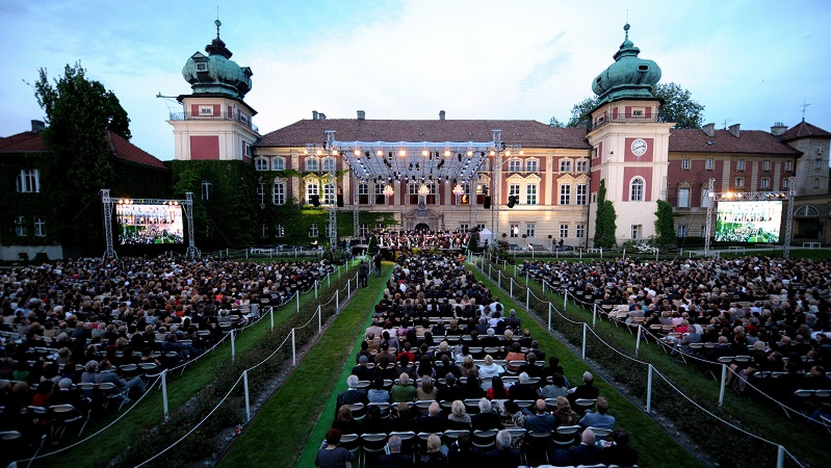 Stanisław Soyka, Grzegorz Turnau i Sebastian Karpiel-Bułecka – to ich koncerty wzbogacą kameralną formułę Muzycznego Festiwalu w Łańcucie. Choć prym podczas tego tygodniowego wydarzenia wiedzie stylistyka poważna, prof. Marta Wierzbieniec stara się, by każdego roku przynajmniej dwa wieczory miały lżejszy charakter.