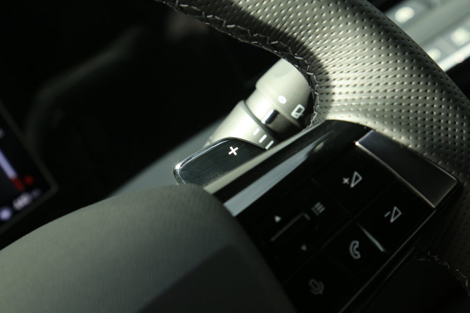 Na kierownicy są wygodne w użyciu przyciski i łopatki biegów.  W trybie jazdy EV da się zmienić przełożeń skrzyni.