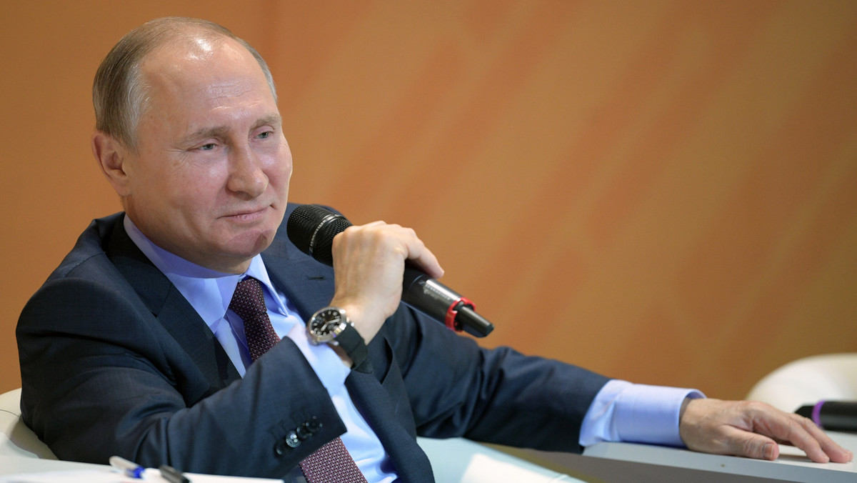 W styczniu i lutym notowania prezydenta Rosji Władimira Putina spadły w Moskwie i Petersburgu – podał dziś dziennik "Wiedomosti", powołując się na badanie opinii publicznej. Wynika z niego, że rośnie liczba niezdecydowanych wyborców.