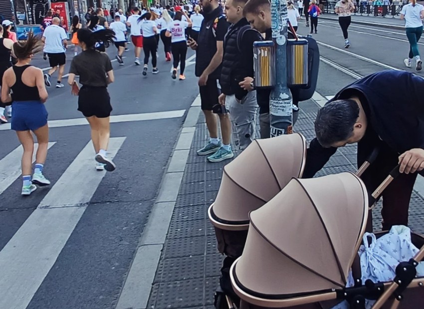Sofija Juričan sa decom i mužem u šetnji 
