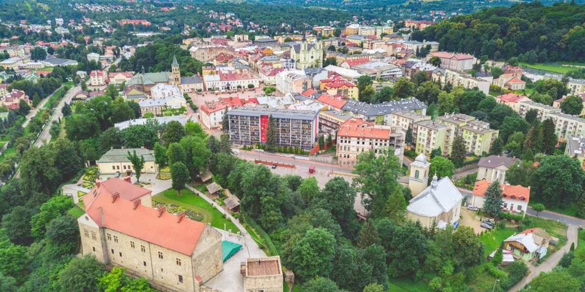 Władze Sanoka podejmują próby doprowadzenia do przejęcia części gruntów otaczającej go gminy wiejskiej Sanok.