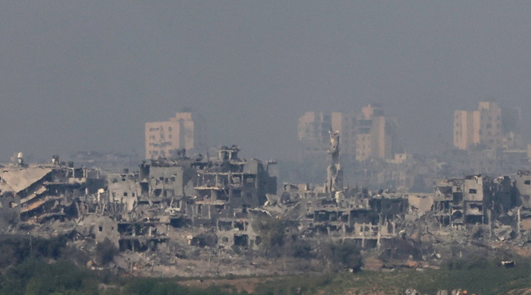 Több tucatnyi fegyveres hunyt el, miután Izrael a Hamász infrastruktúrájára támadott /Fotó: MTI/EPA/ABIR SULTAN