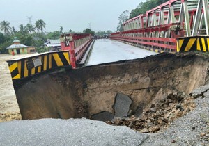 Poplave u Indoneziji - bujica uništila most u Severnom Tapanuliju u provinciji Severna Sumatra 25. novembra 