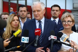 10 sierpnia 2021 r. Ówczesny lider Porozumienia Jarosław Gowin oraz politycy ugrupowania: Iwona Michałek, Anna Kornecka, Michał Wypij i Jan Strzeżek. Tego dnia premier zwrócił się do prezydenta o odwołanie Gowina z funkcji wicepremiera i ministra rozwoju