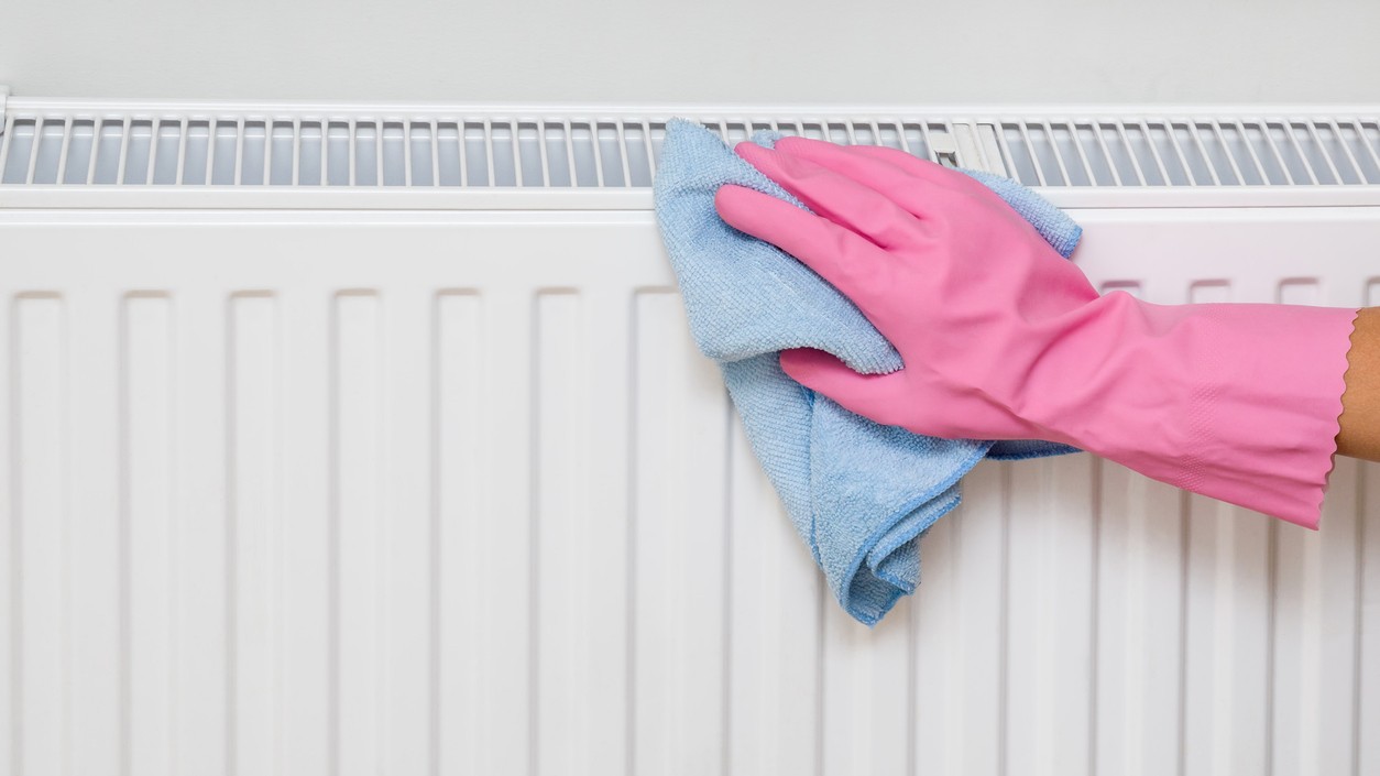 Pravidelné čistenie radiátora zabezpečí zdravší vzduch v domácnosti a nižšie účty za kúrenie. 