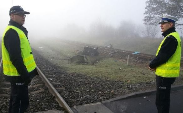 Na przejeździe kolejowym auto wjechało pod pociąg