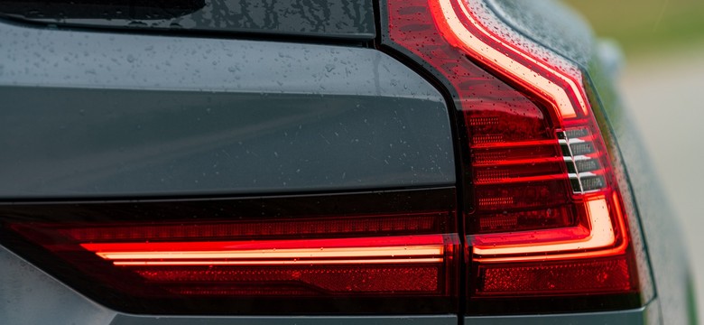 Volvo V90 Recharge T8 to rodzinne kombi klasy biznes. Szwedzi już nie kłaniają się Niemcom