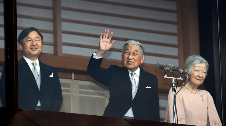 Balra Naruhito herceg, május 1-jétől japán császára, valamint apja, Akihito császár és  Micsiko császárné / Fotó: MTI/EPA/Majama Kimimasza