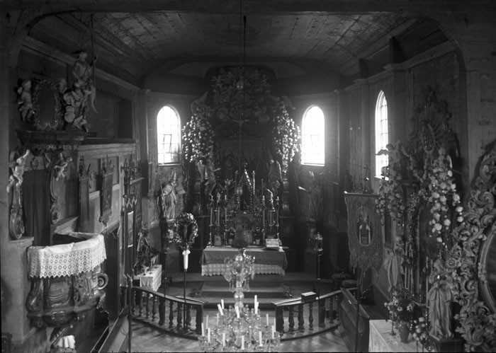 Wnętrze kościoła p.w. św. Marcina w Międzyrzeczu Górnym, widok na ołtarz