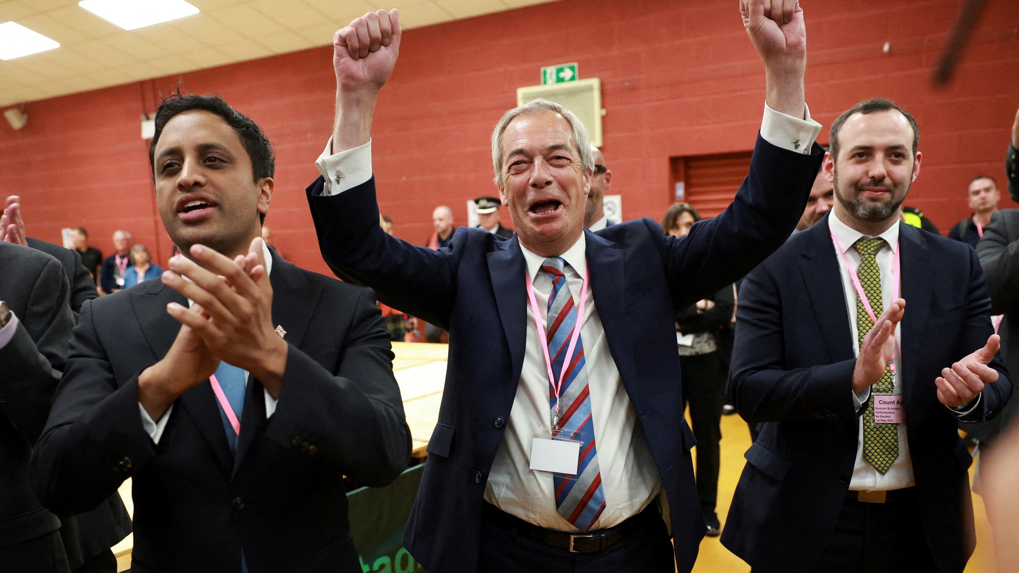 Líder Reformnej strany Nigel Farage oslavuje víťazstvo strany v doplňujúcich voľbách v Runcorne a Helsby na štadióne Halton vo Widnes, Británia, REUTERS/Phil Noble