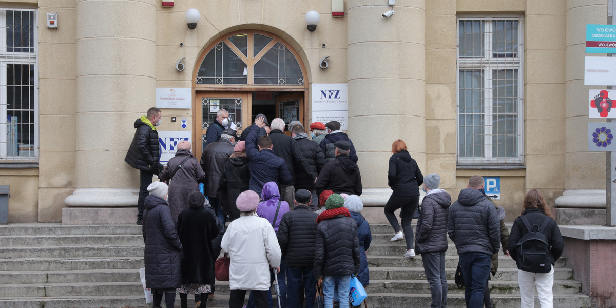 Kolejka do punktu szczepień