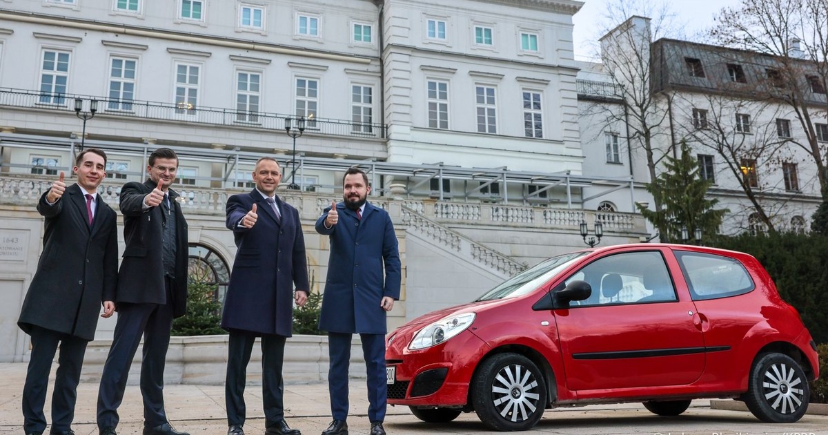 Pamiętacie czerwone renault twingo Karola Nawrockiego? Zaskakujący finał