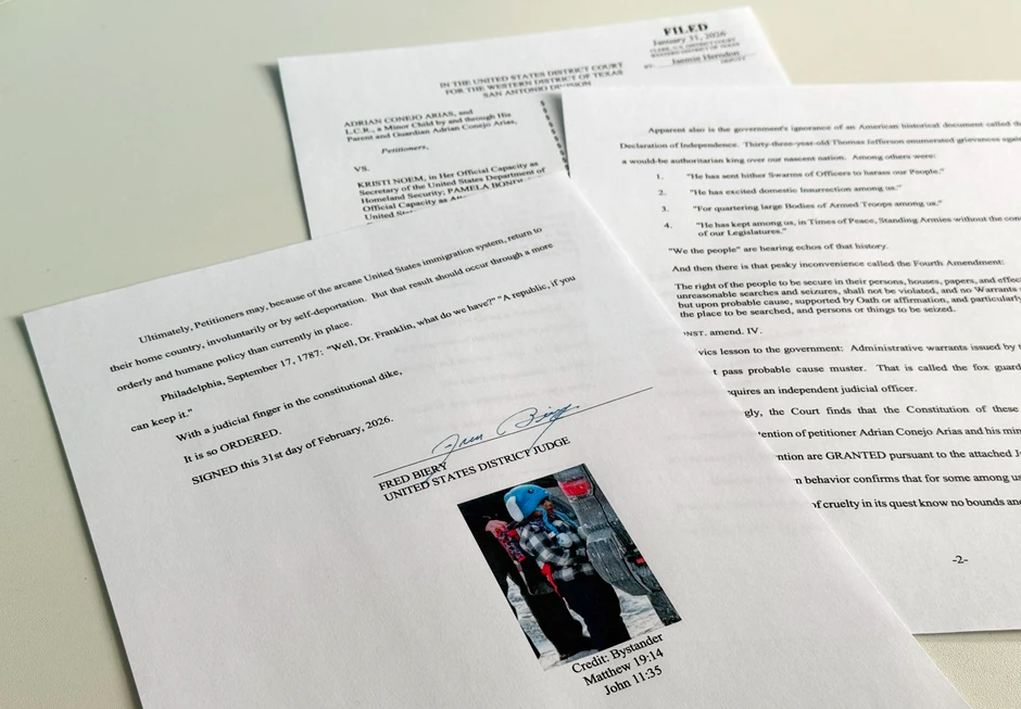 Nalog za oslobađanje Adrijana Koneha Arijasa i njegovog 5-godišnjeg sina Lijama iz pritvora u Teksasu