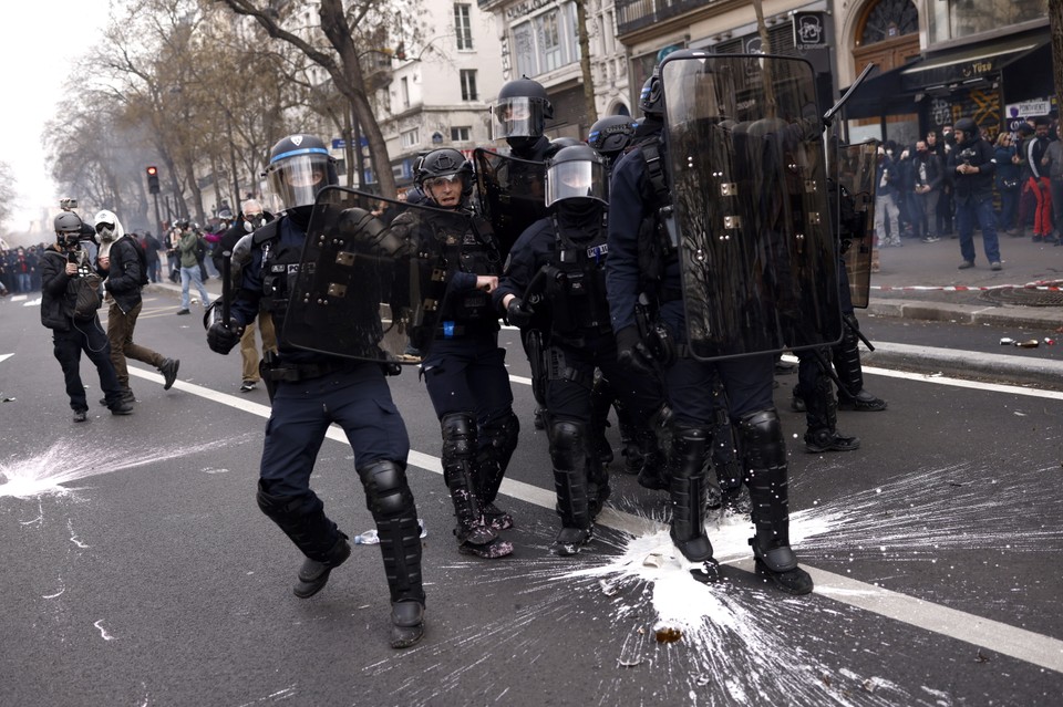 Fala protestów przetacza się przez Francję. Gwałtowne starcia z policją