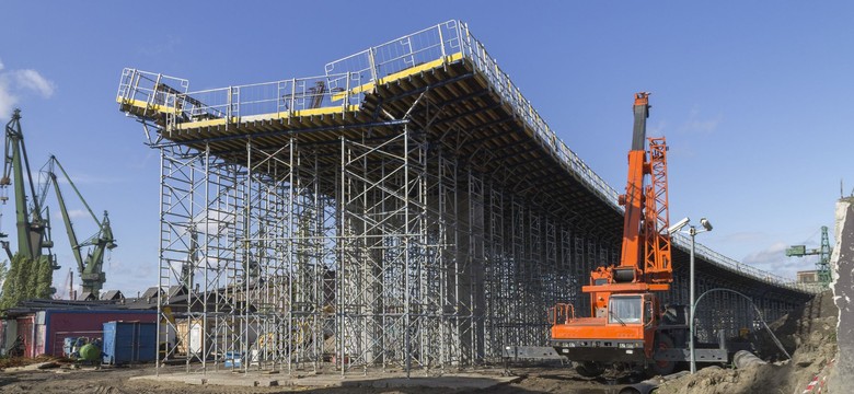 Pobocza autostrad pełne szczątków firm...