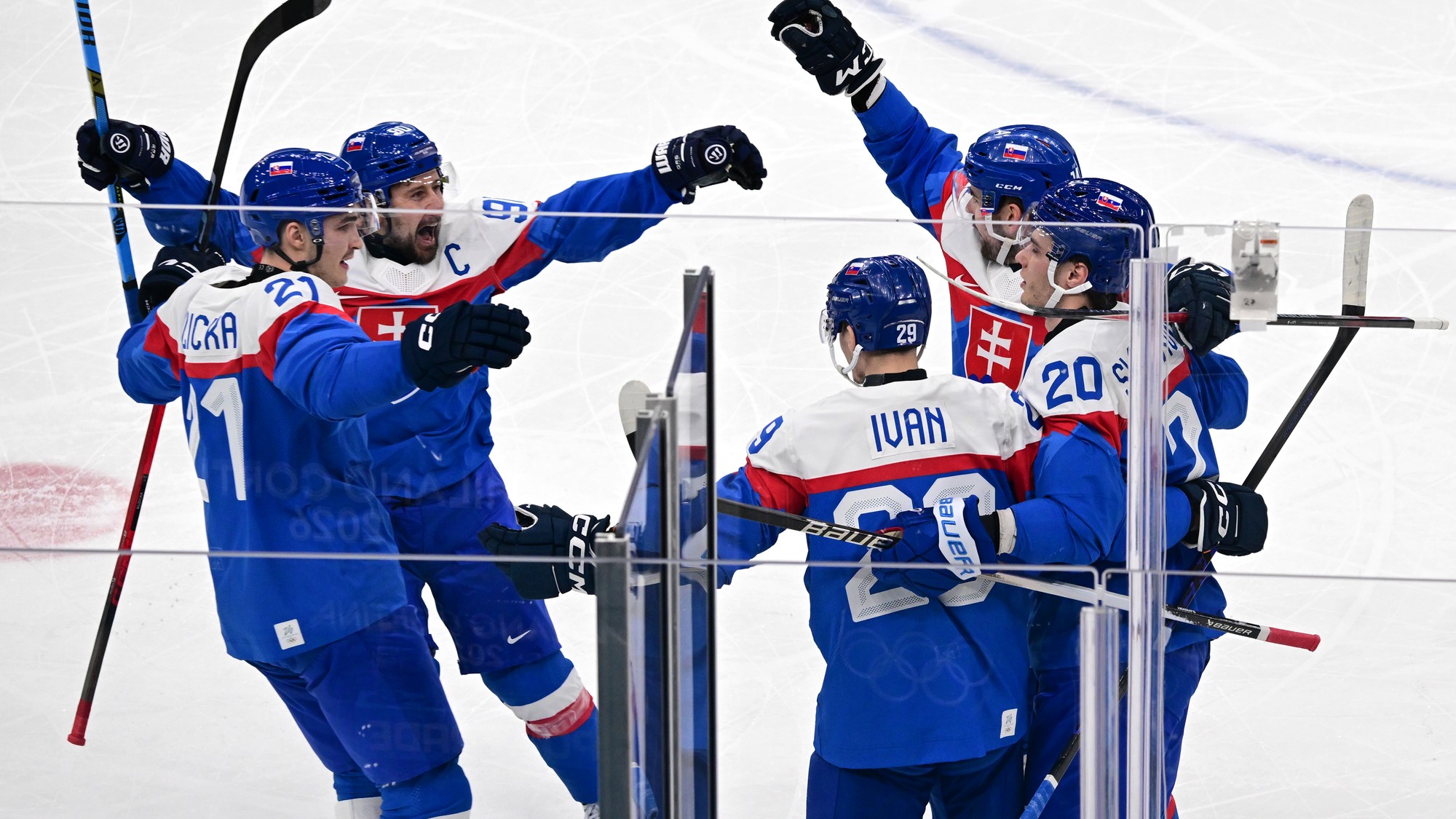 Hokejisti kapitán Tomáš Tatar (vľavo), Michal Ivan (uprostred), Adam Ružička (druhý zľava) sa tešia z úvodného gólu, ktorý  strelil Juraj Slafkovský (druhý sprava). 