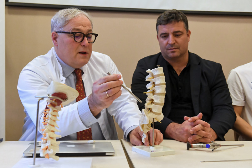 Ordynator oddziału neurochirurgii prof. Waldemar Koszewski (L) i ortopeda z Ligaments Spine Center Frankfurt dr Ralf Wagner (P)