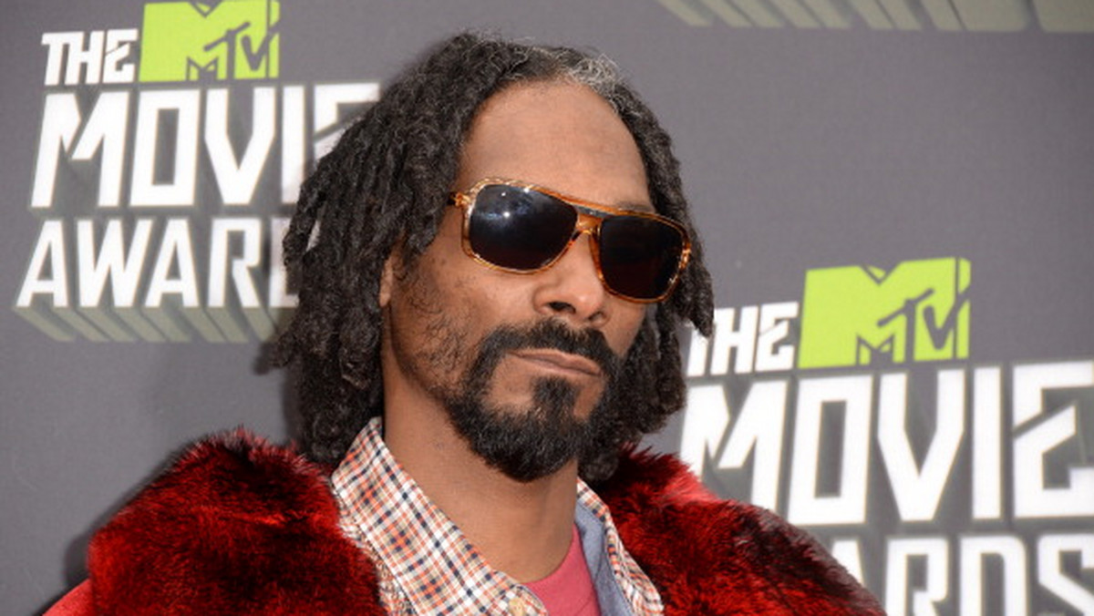 Snoop Dogg, obecnie posługujący się pseudonimem Snoop Lion, wyznał w rozmowie z magazynem "Rolling Stone", że podczas jednej ze swoich tras koncertowych zajmował się stręczycielstwem.