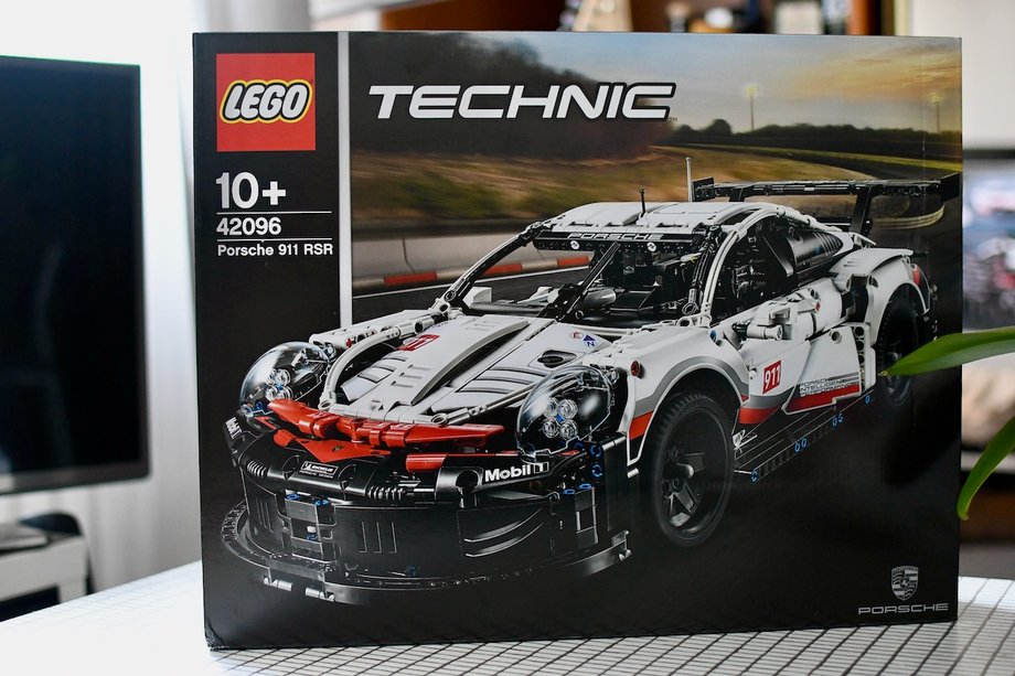 Porsche 911 RSR to zestaw klocków Lego Technic przeznaczony dla dorosłych i młodzieży powyżej 10. roku życia. Składa się z 1580 elementów. 