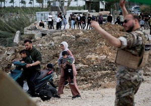 Raseljeni Libanci se pešice vraćaju u domove na jugu zemlje, prolazeći pored razrušenog mosta | Foto: REUTERS/Louisa Gouliamaki