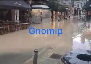 Reka u centru Patrasa nakon kiše