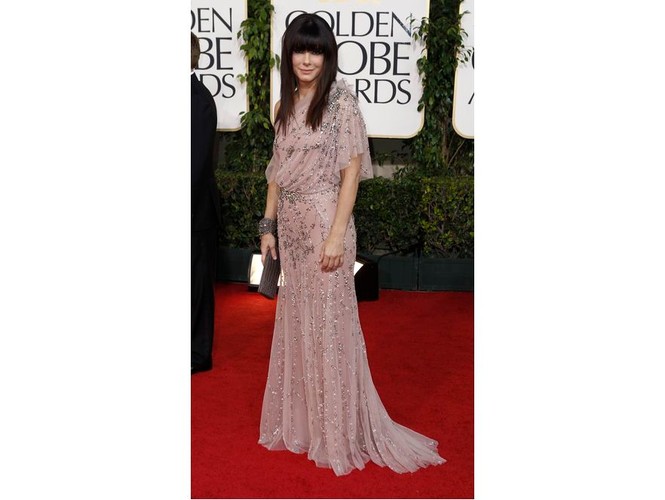 Sandra Bullock ostatnio kilkakrotnie tryumfowała kreacją na czerwonym dywanie. Nie tym razem. Dała się uwieść modzie na 'firankowe' kreacje.