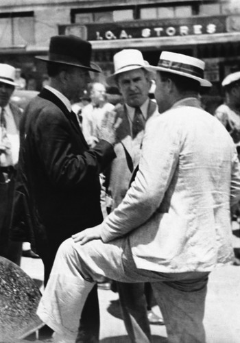 Kapitan Frank Hamer (z lewej), który dopadł Bonnie i Clyde'a