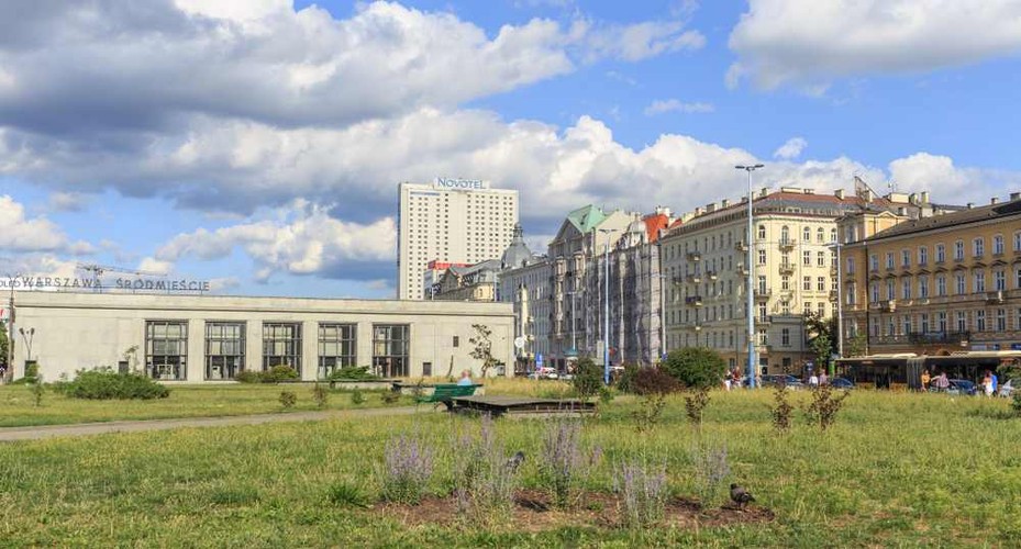 Warszawa Śródmieście to czwarta na liście warszawska stacja. Dworzec przegonił Poznań jedynie 100 tys. pasażerów (19,4 mln w 2017). Należy jednak zauważyć, że liczba pasażerów obsługiwanych na dworcu spada. W latach 2014-2017 było to o 8 proc. mniej. Jest to jedyna stacja na liście, która obsługuje tylko połączenia aglomeracyjne i regionalne. Dworzec powstał w połowie lat 60 XX wieku i od tamtej pory nie był w znaczący sposób modernizowany, przez co nisko ocenia się go pod kątek dostępności dla osób niepełnosprawnych.<br>fot. stepniak, shutterstock