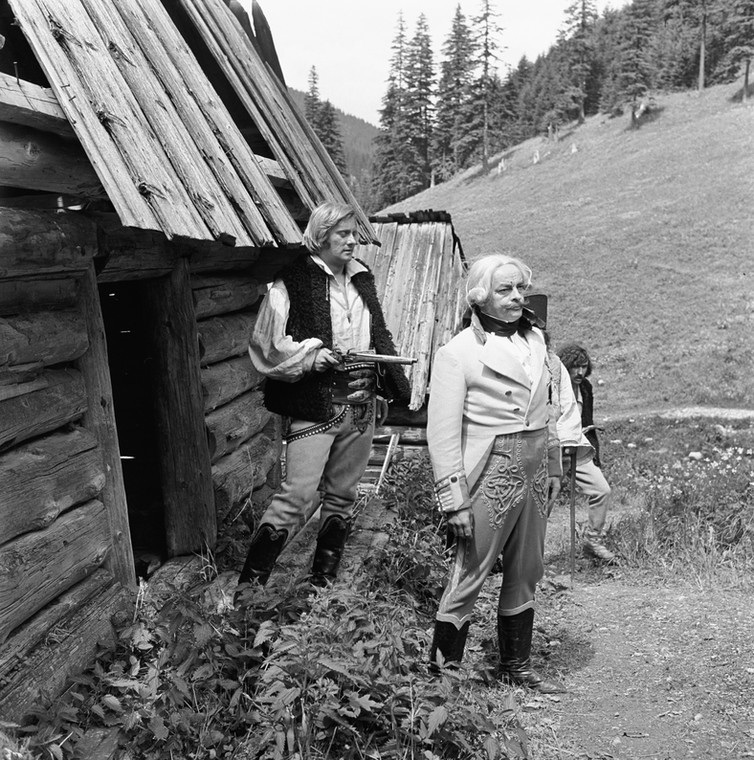 Plan serialu "Janosik". Na zdjęciu Janusz Bukowski (zbójnik Wróblik) i August Kowalczyk (oficer austriacki)
