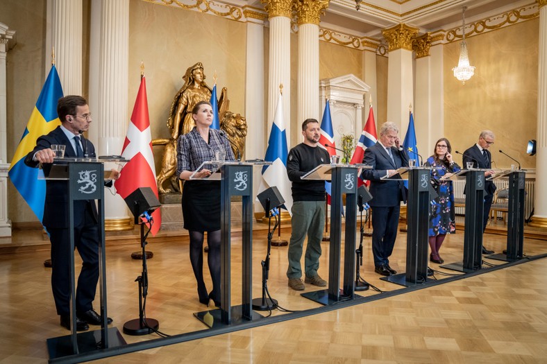 Premier Szwecji Ulf Kristersson, premier Danii Mette Frederiksen, prezydent Ukrainy Wołodymr Zełenski, prezydent Finlandii Sauli Niinistoe, premier Islandii Katrin Jakobsdottir i premier Norwegii Jonas Gahr Store uczestniczą w konferencji prasowej szczytu nordycko-ukraińskiego w Pałacu Prezydenckim w Helsinkach, 3 maja 2023 r.