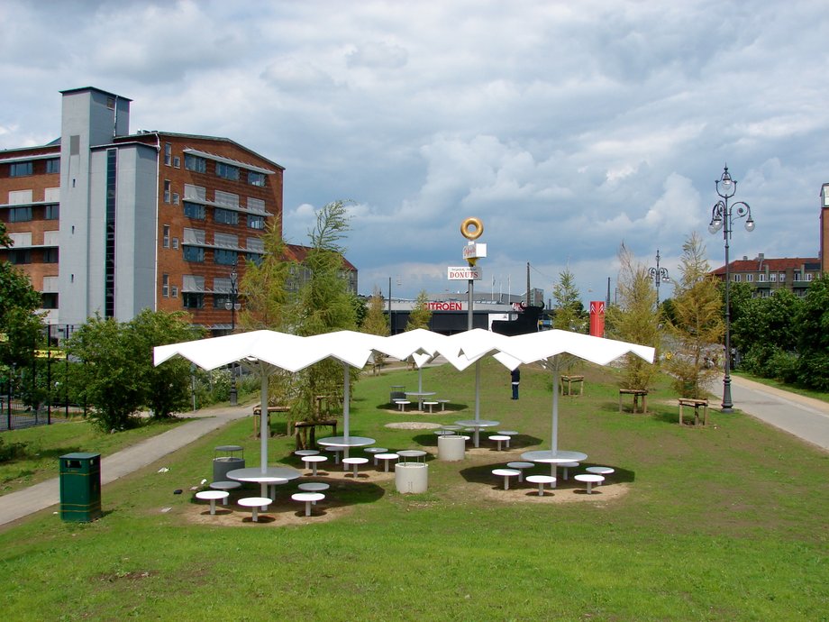 ... trzecią - zielony park. Stoją w niej stoły piknikowe wybrane przez imigrantów z Armenii. 