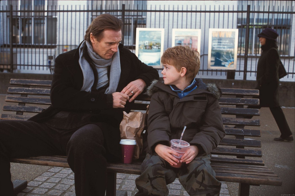 Liam Neeson i Thomas Brodie-Sangster w filmie "To właśnie miłość"
