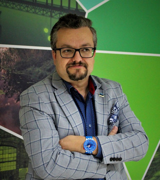 Dr Patryk Kuzior, adiunkt w Akademii WSB w Dąbrowie Górniczej, specjalista prawa administracyjnego i oświatowego, samorządowiec.