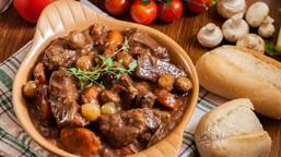 pyszny obiad na niedzielę. podajemy przepis, ty gotujesz. krucha wołowina po burgundzku