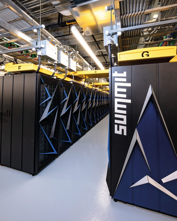 Osiągnięcia sztucznej inteligencji byłyby niemożliwe bez nieustannego zwiększania mocy obliczeniowej komputerów. Na zdjęciu najszybszy dziś na świecie superkomputer Summit firmy IBM, ale programy sztucznej inteligencji mogą już być odtwarzane nawet w przeglądarkach na naszych komputerach.  