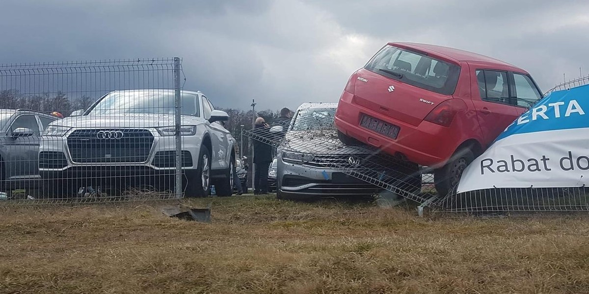 O krok od tragedii pod Krakowem. Zasłabł za kierownicą i wjechał na parking