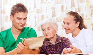 Za zajmowanie się chorą matką specjalny zasiłek opiekuńczy