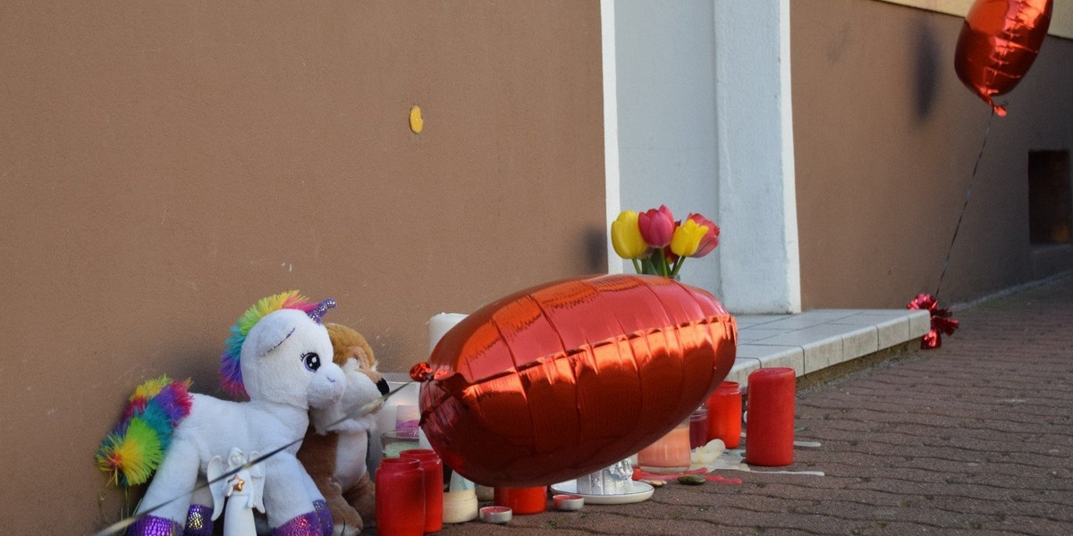 Kolorowy jednorożec, anioł, balony, tulipany i... znicze. To one zwiastują, że w jednym z mieszkań doszło do tragedii.