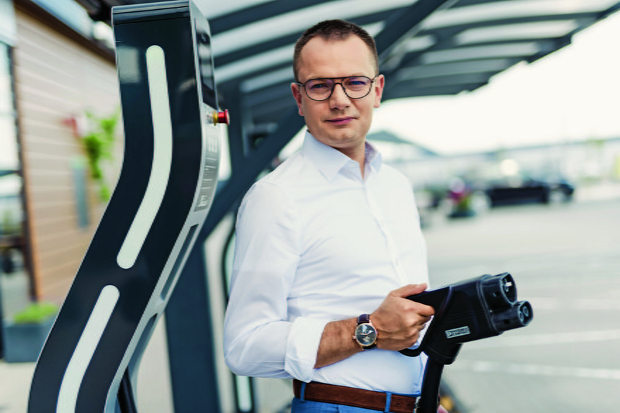 Bartosz Kubik ze swoimi szybkimi ładowarkami zawojował europejski transport publiczny. Teraz czas na samochody osobowe i dostawcze.