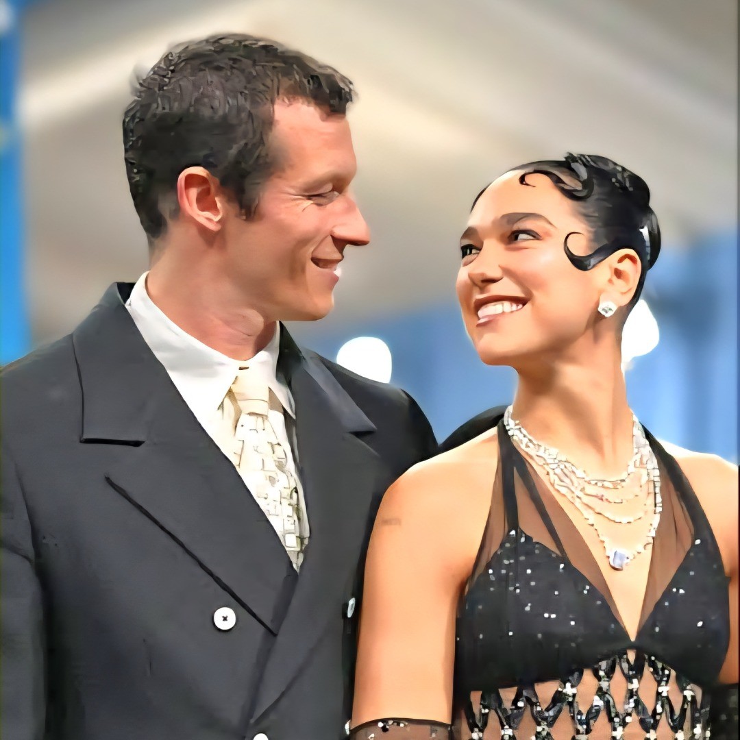 Herec Callum Turner a speváčka Dua Lipa.