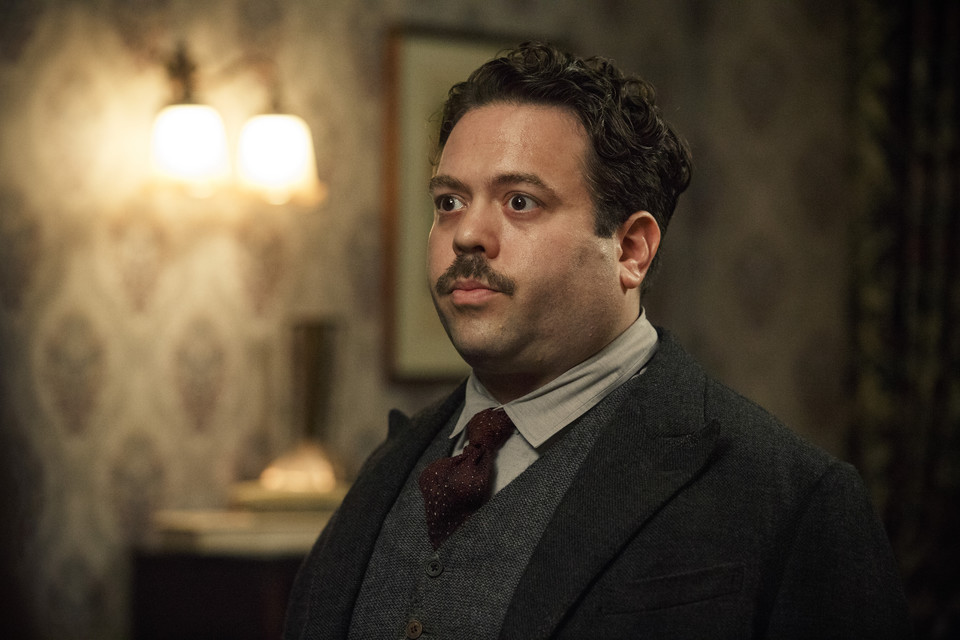 Dan Fogler jako Jacob Kowalski, "Fantastyczne zwierzęta i jak je znaleźć", reż. David Yates, 2016 r.