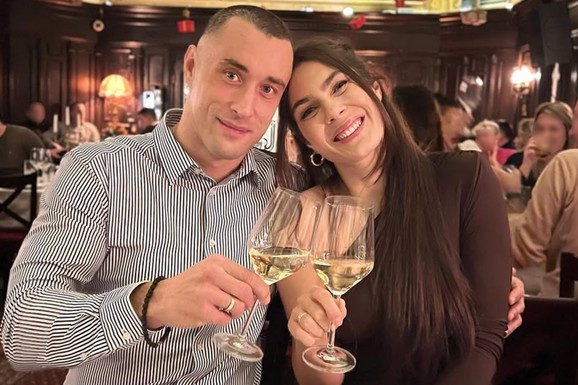 MILICA MANDIĆ I NJEN SUPRUG SLAVE SINU TREĆI ROĐENDAN Na stolu čokoladna torta sa tri svećice: Mali Mateja oduševljen, a oko njega baloni