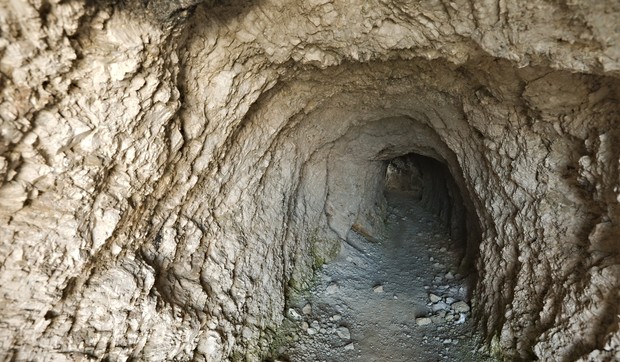 Tunel u steni